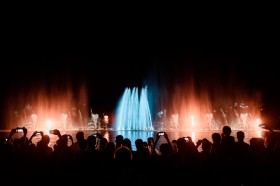 Последний в этом году концерт даст светозвуковой фонтан на озере Абрау
